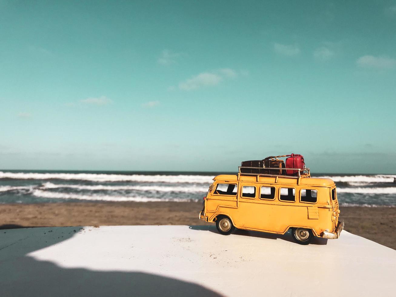 bus en miniatura en una playa foto