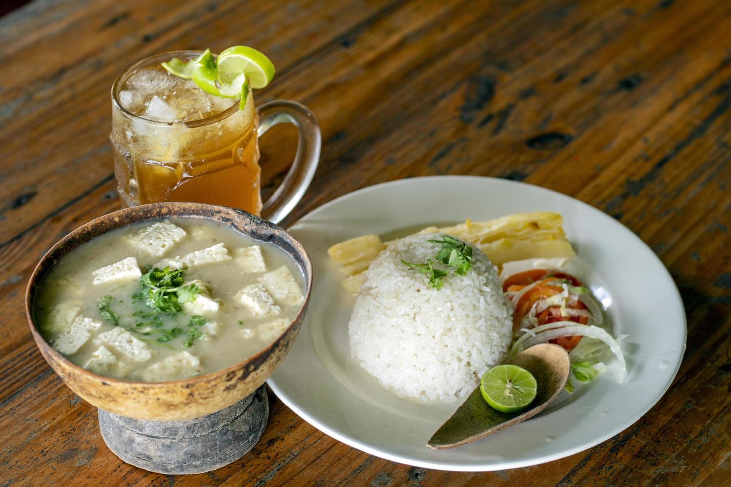 sopa y bebida colombiana foto