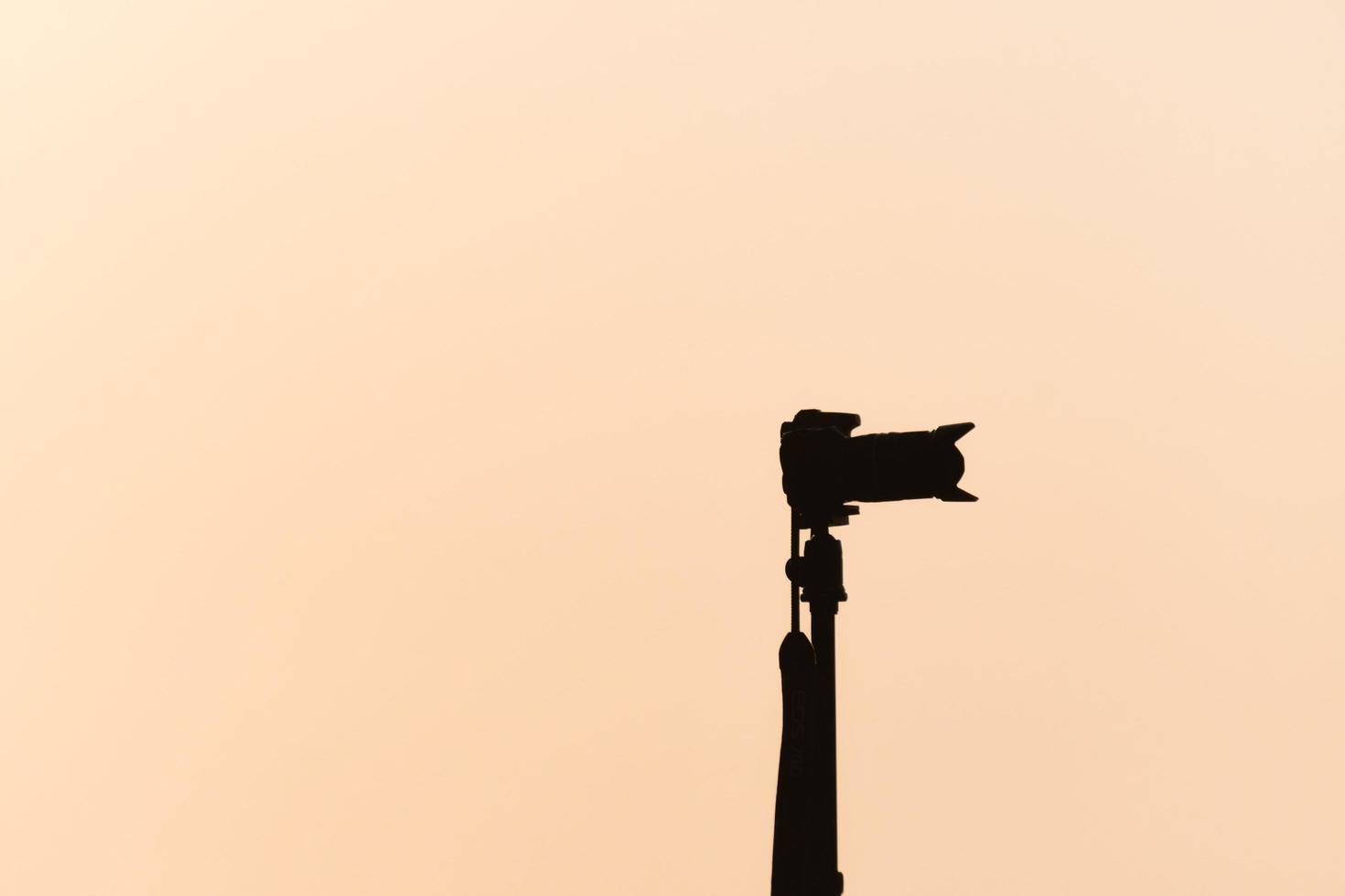 silueta de una cámara al atardecer foto