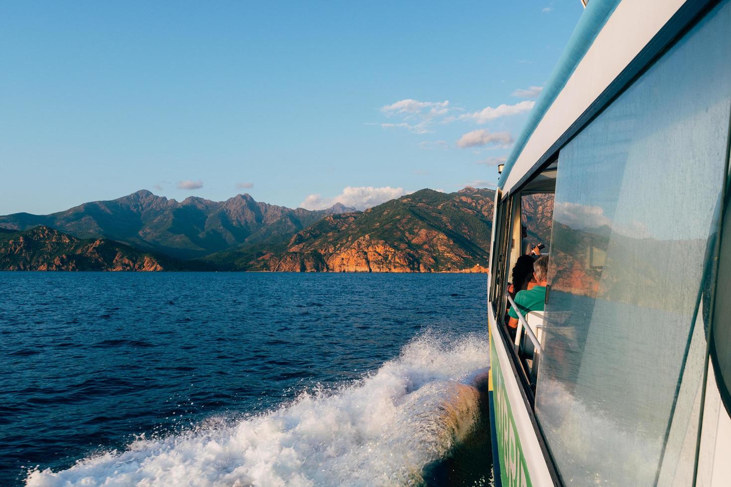 Córcega, Francia, 2020 - ferry de pasajeros en el mar cerca foto