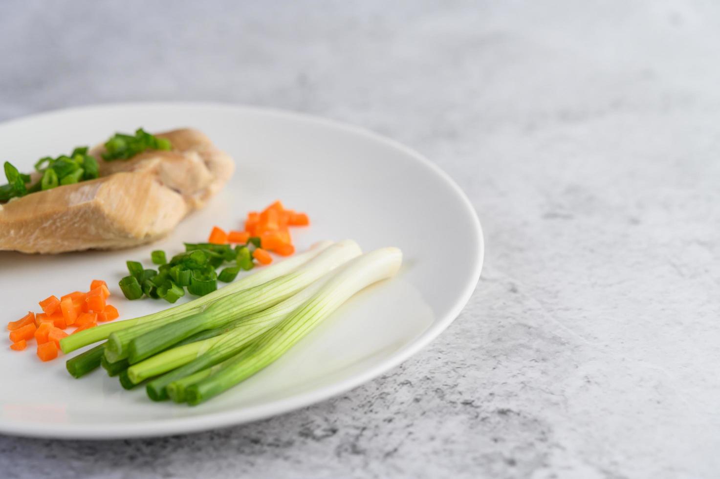 pechuga de pollo al vapor con cebolletas y zanahorias picadas foto