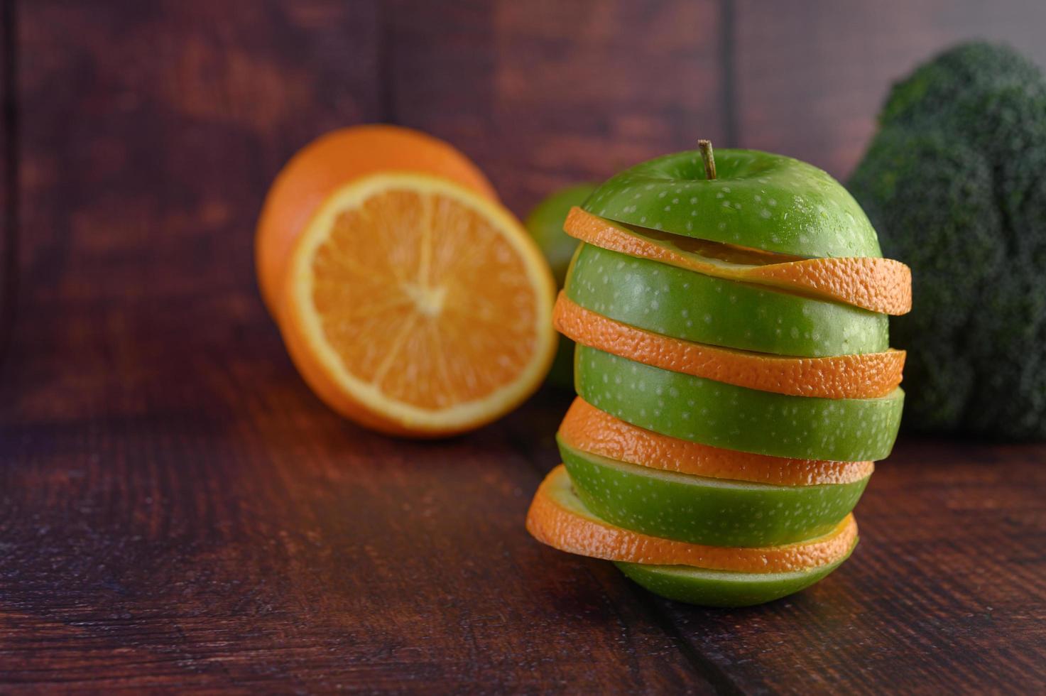 manzanas y naranjas en rodajas dispuestas en capas foto