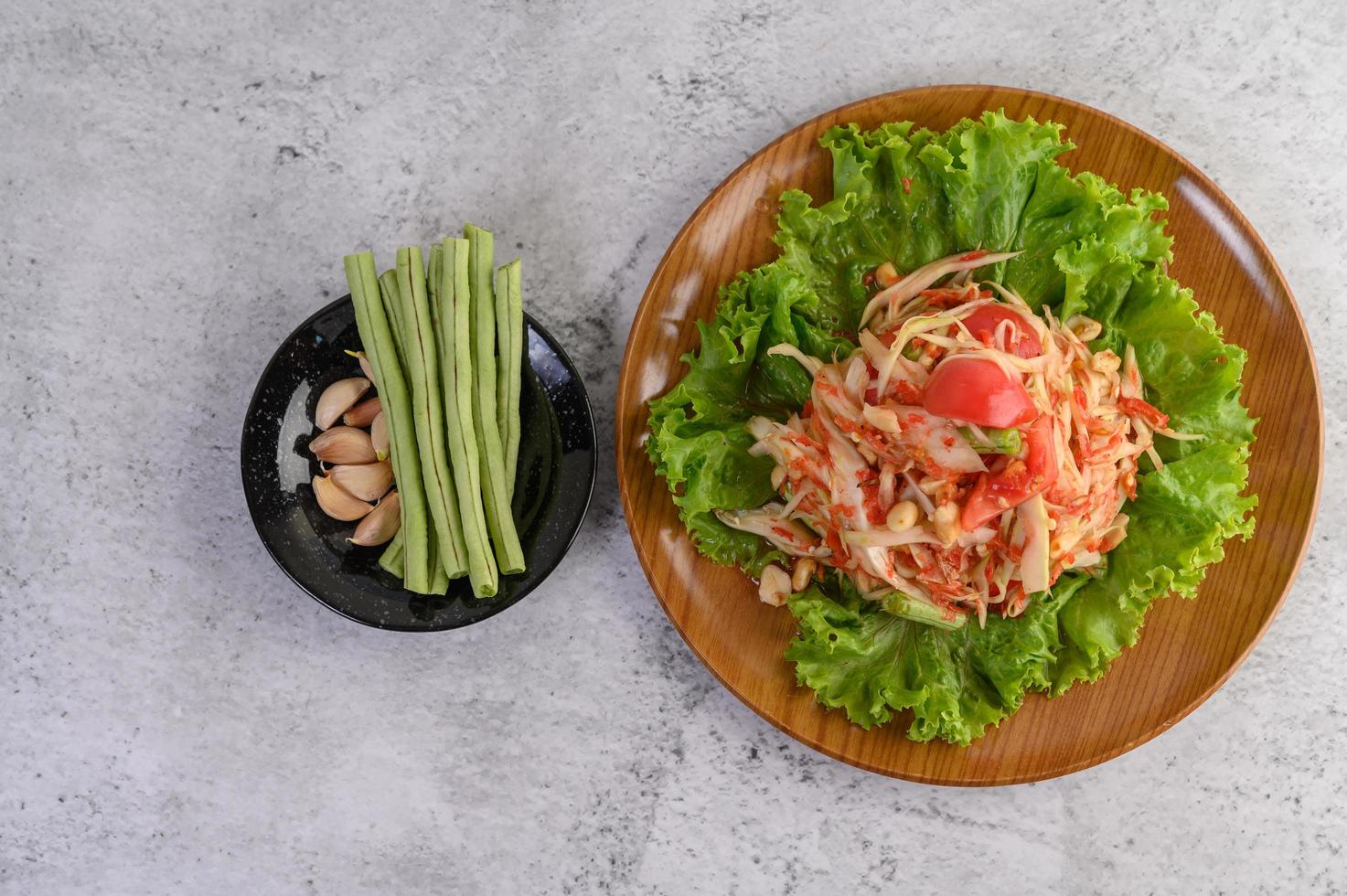 Ensalada tailandesa de papaya con frijoles y ajo foto