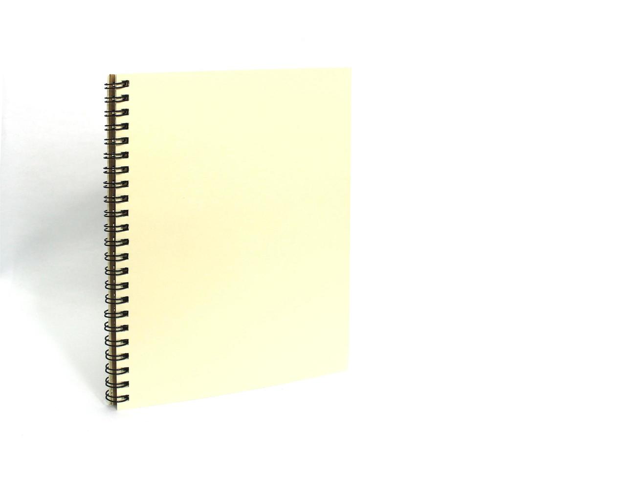 cuaderno amarillo sobre blanco foto