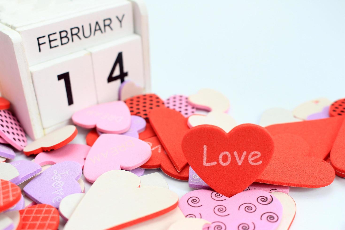 calendario de madera 14 de febrero con corazones foto