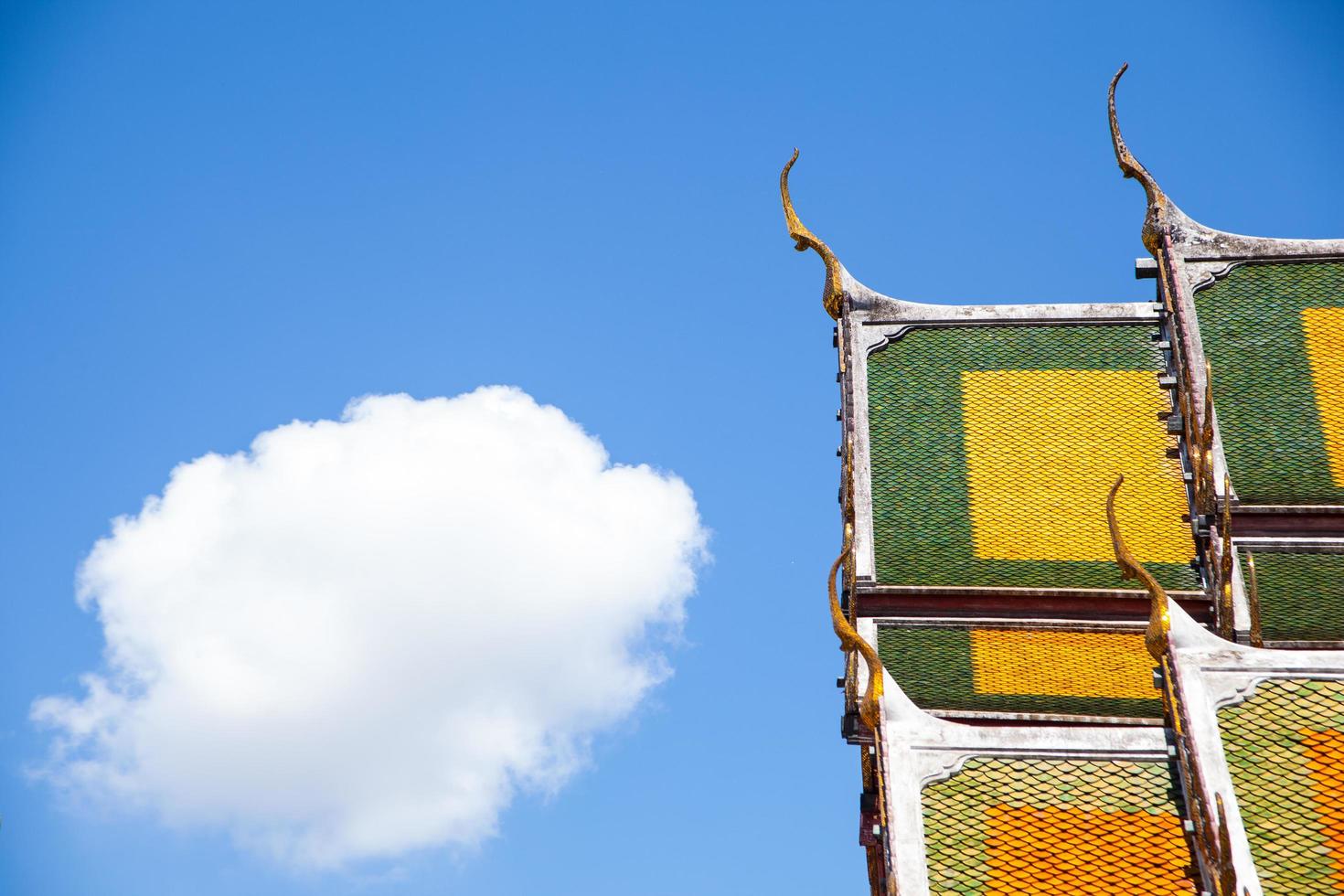 techo del templo tailandés y cielo foto