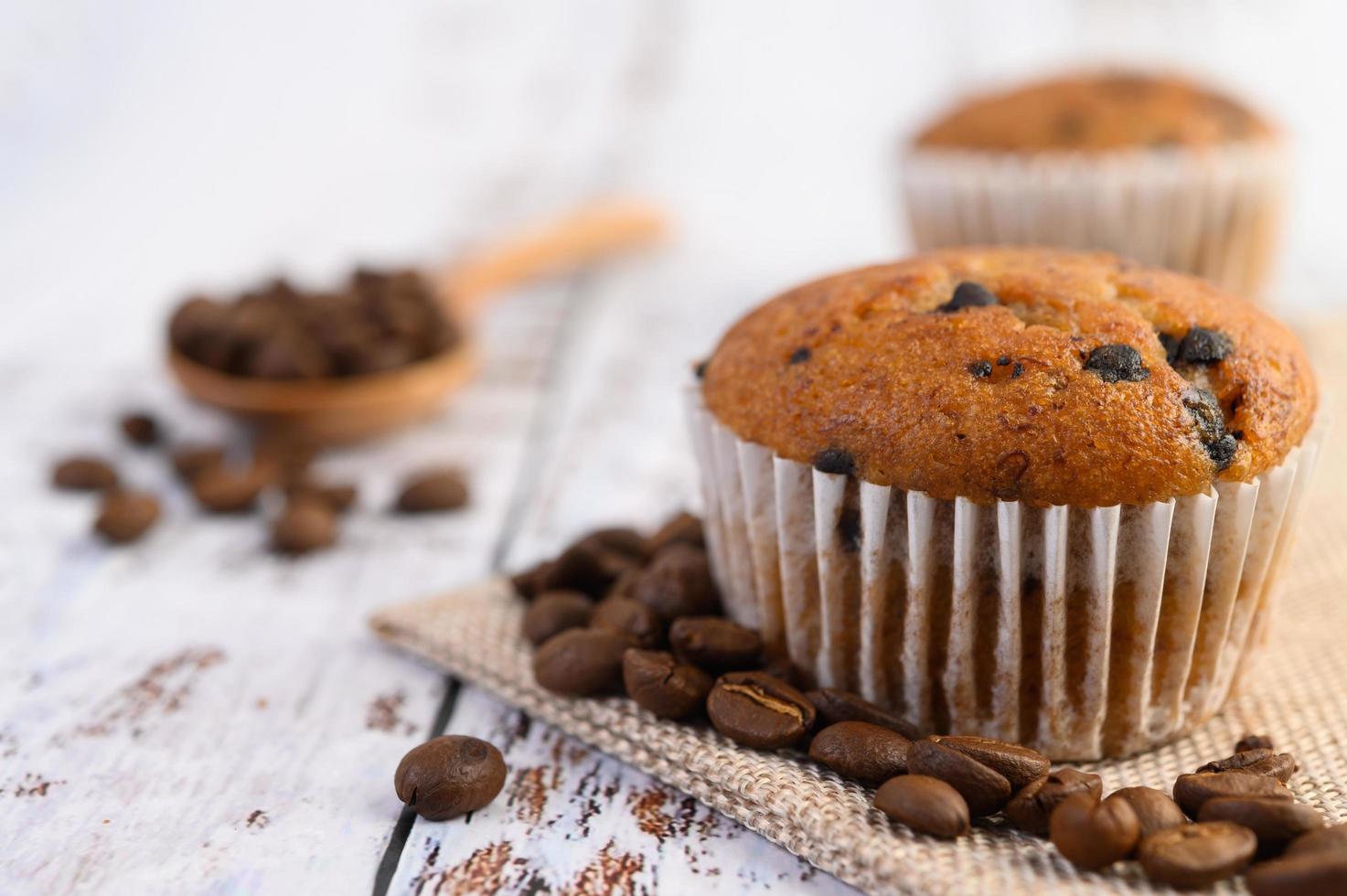 Cupcakes de plátano mezclados con chispas de chocolate en una placa blanca. foto