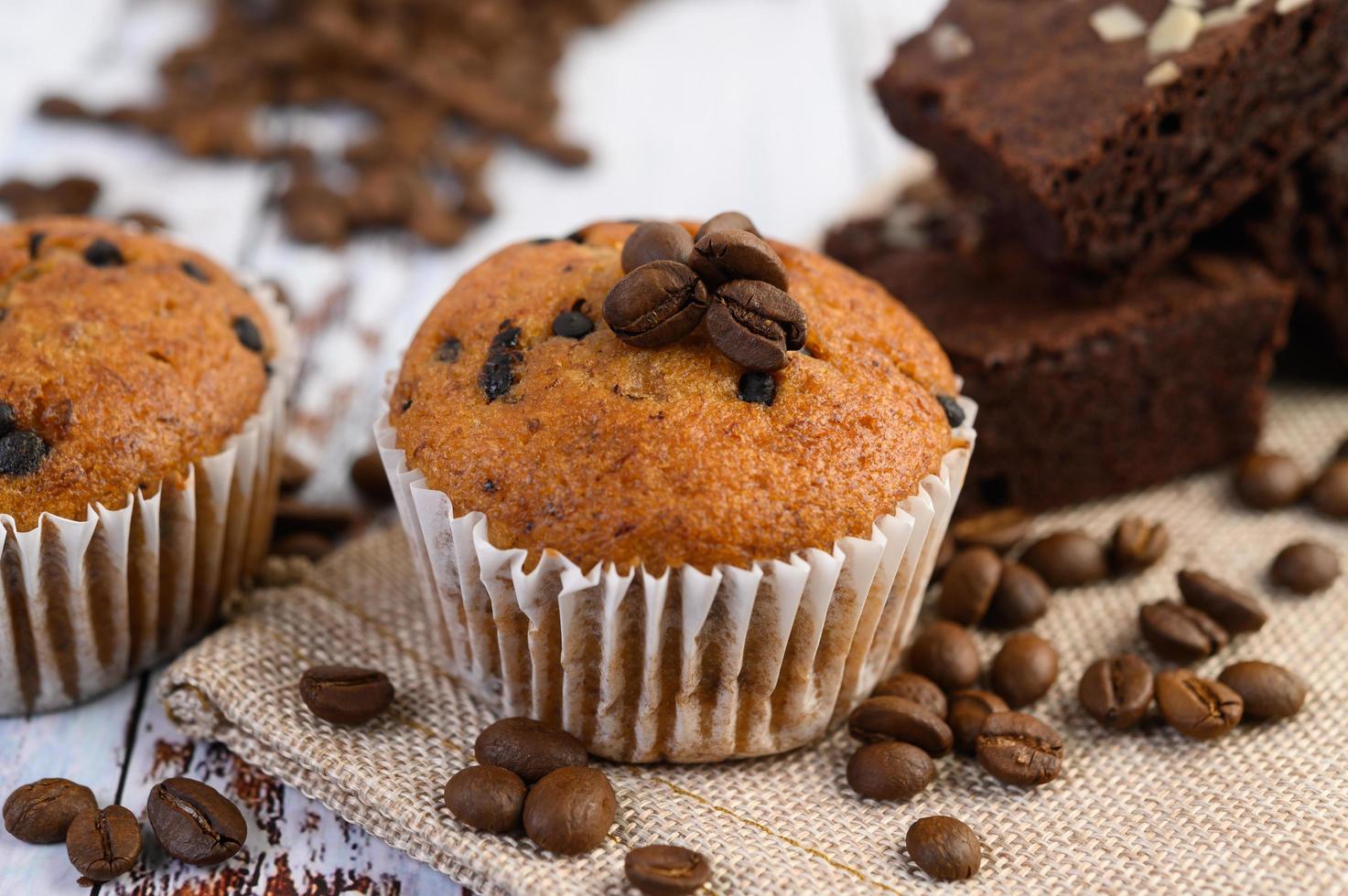 Cupcakes de plátano mezclados con chispas de chocolate en una placa blanca. foto