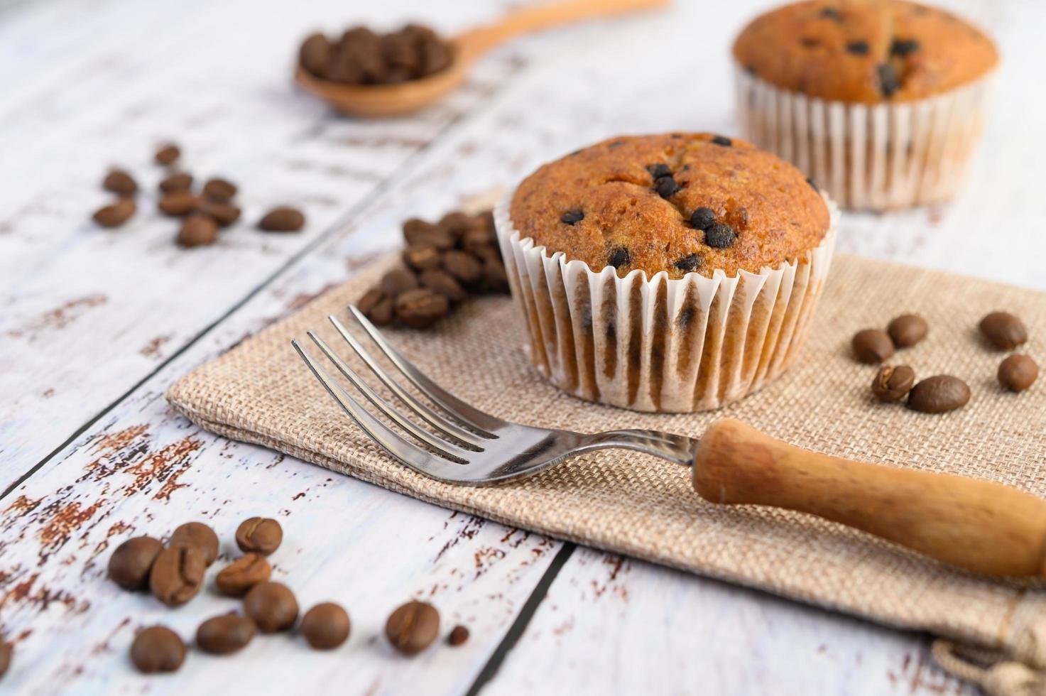 Cupcakes de plátano mezclados con chispas de chocolate en una placa blanca. foto