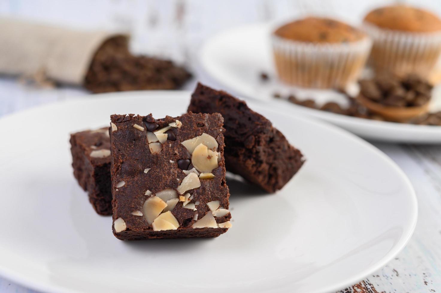 Brownies de chocolate caseros en una placa blanca. foto