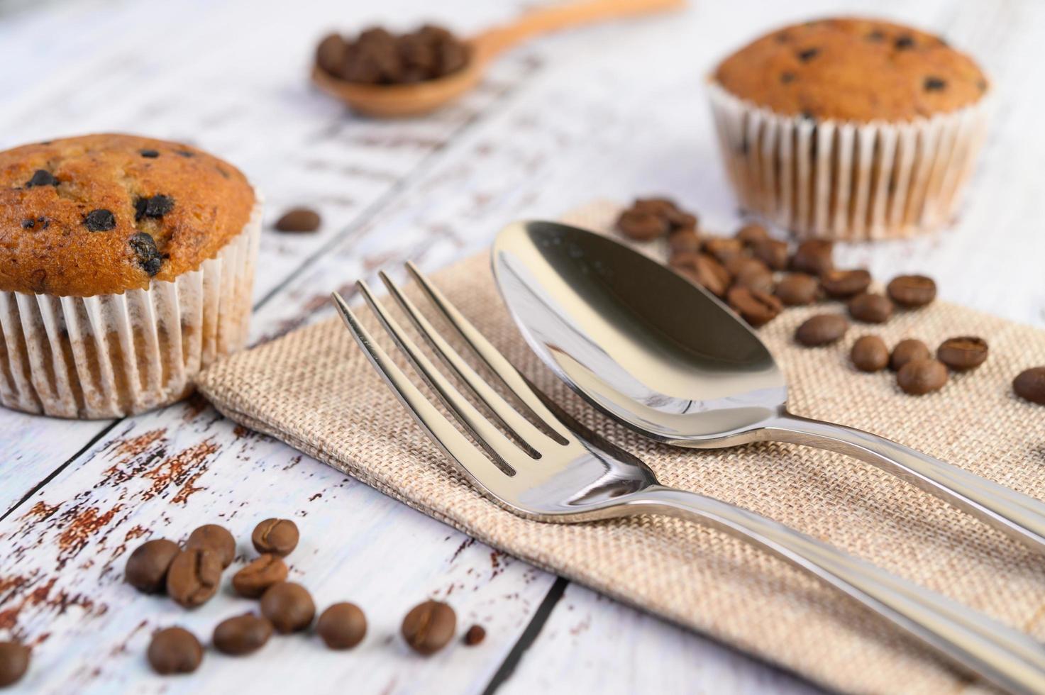 Cupcakes de plátano mezclados con chispas de chocolate en una placa blanca. foto