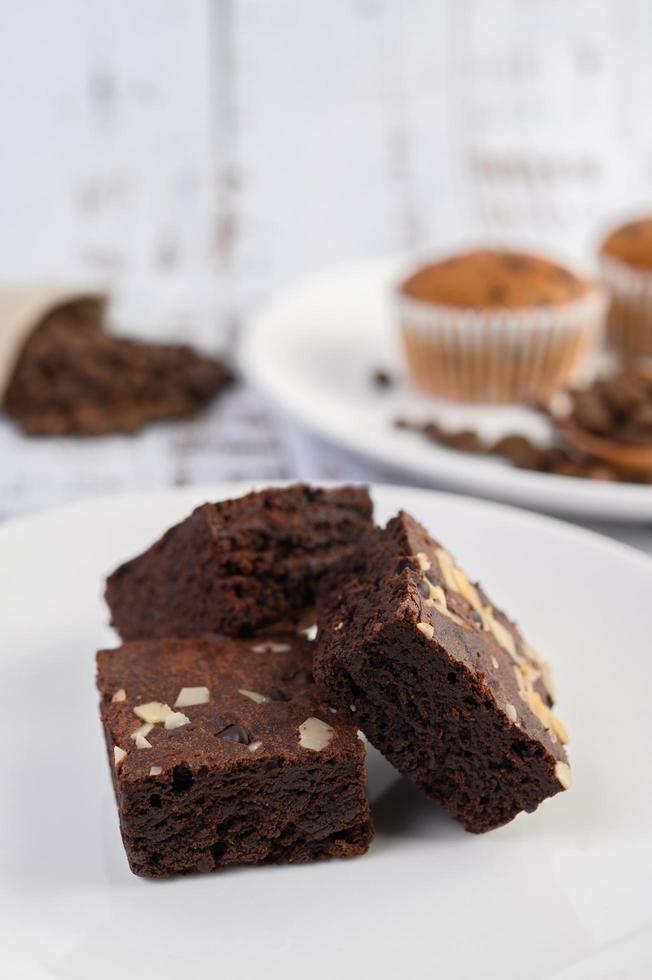 Brownies de chocolate caseros en una placa blanca. foto