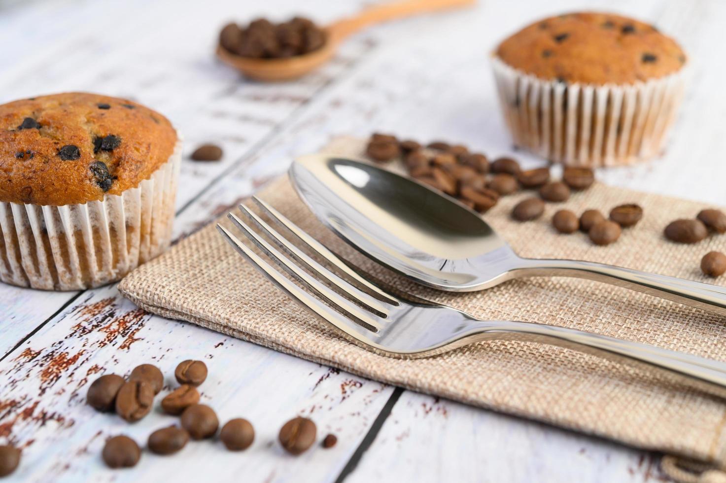 Cupcakes de plátano mezclados con chispas de chocolate en una placa blanca. foto