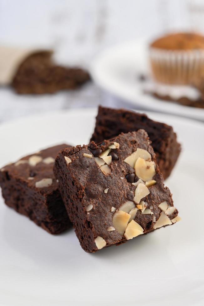 Brownies de chocolate caseros en una placa blanca. foto