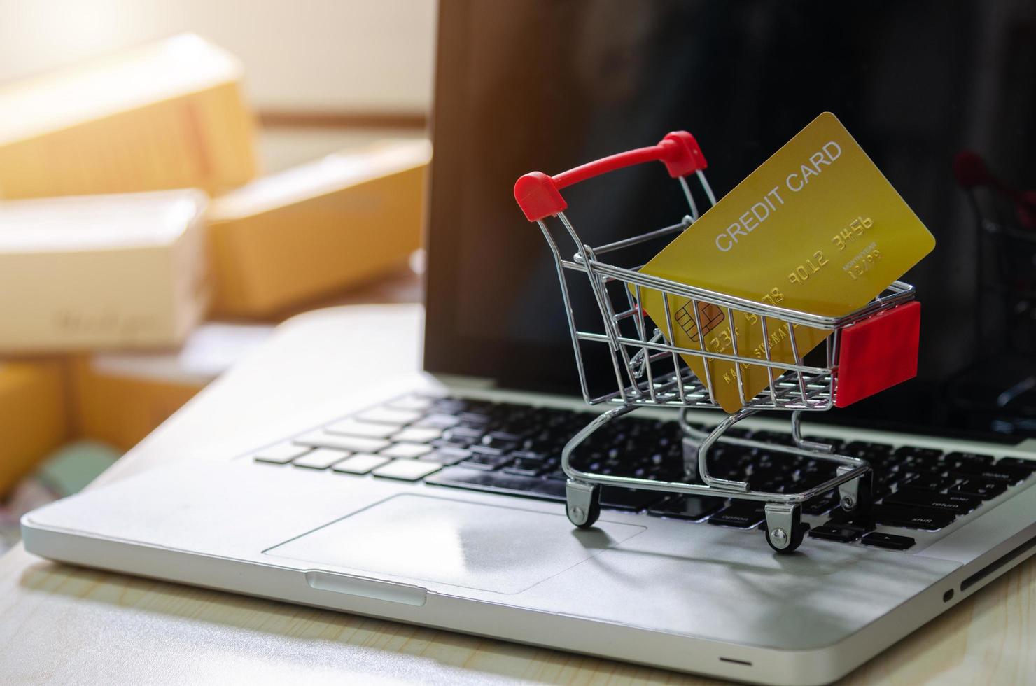 tarjeta de crédito en un pequeño carrito de compras foto