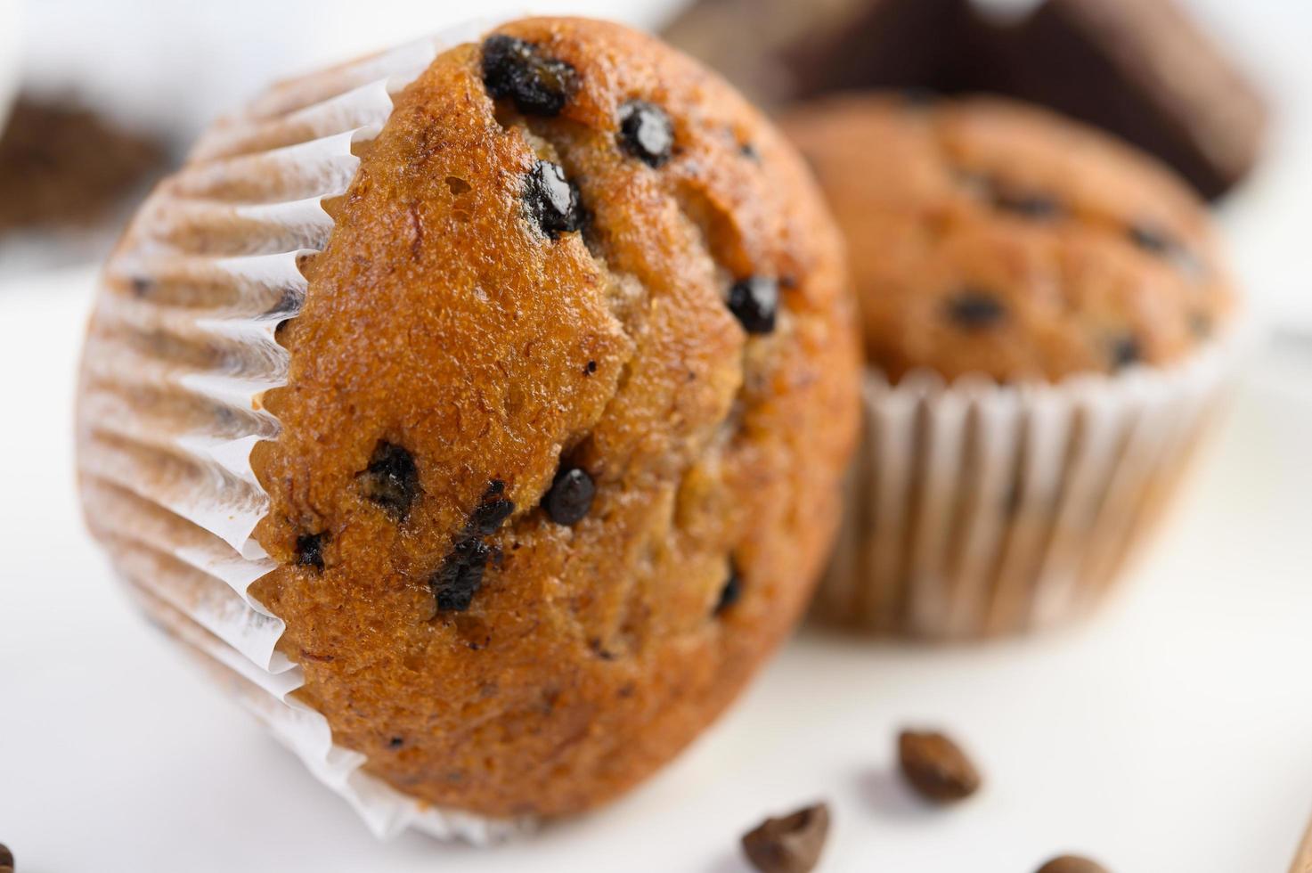 cupcakes de plátano mezclados con chispas de chocolate y granos de café foto