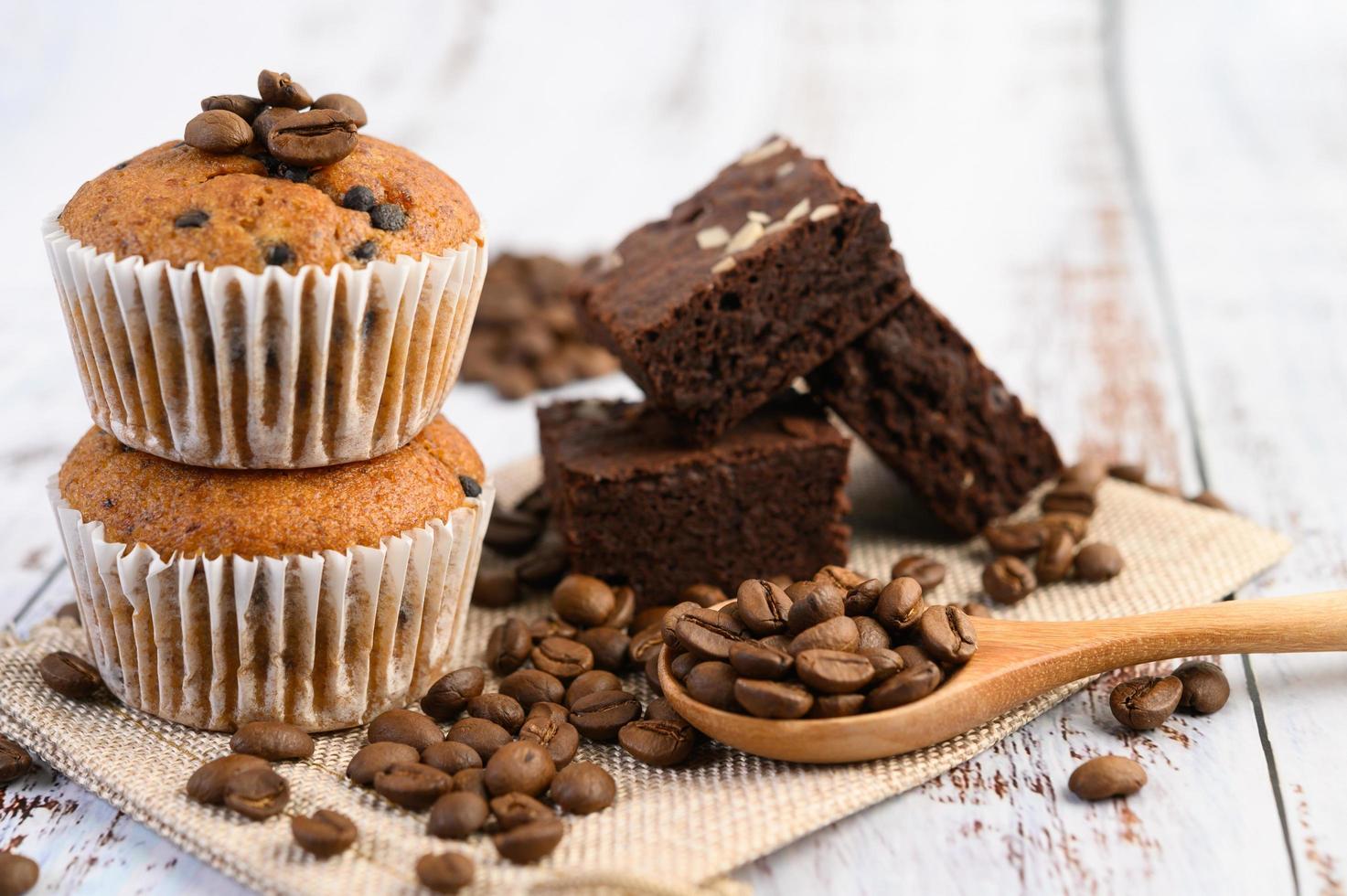 cupcakes de plátano mezclados con chispas de chocolate foto