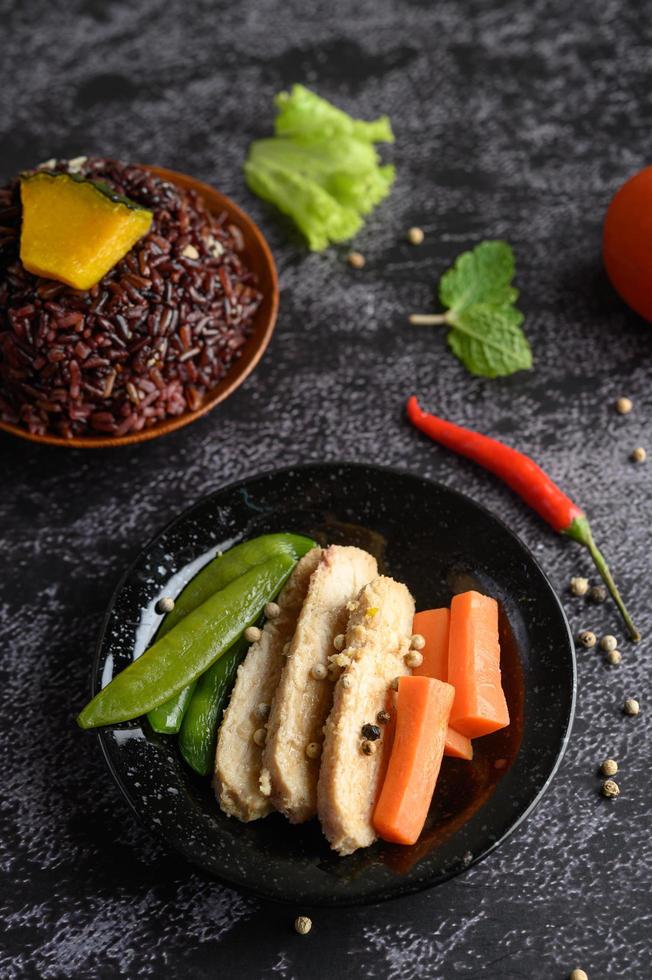 bayas de arroz morado con pechuga de pollo a la plancha, calabaza, zanahorias y menta foto