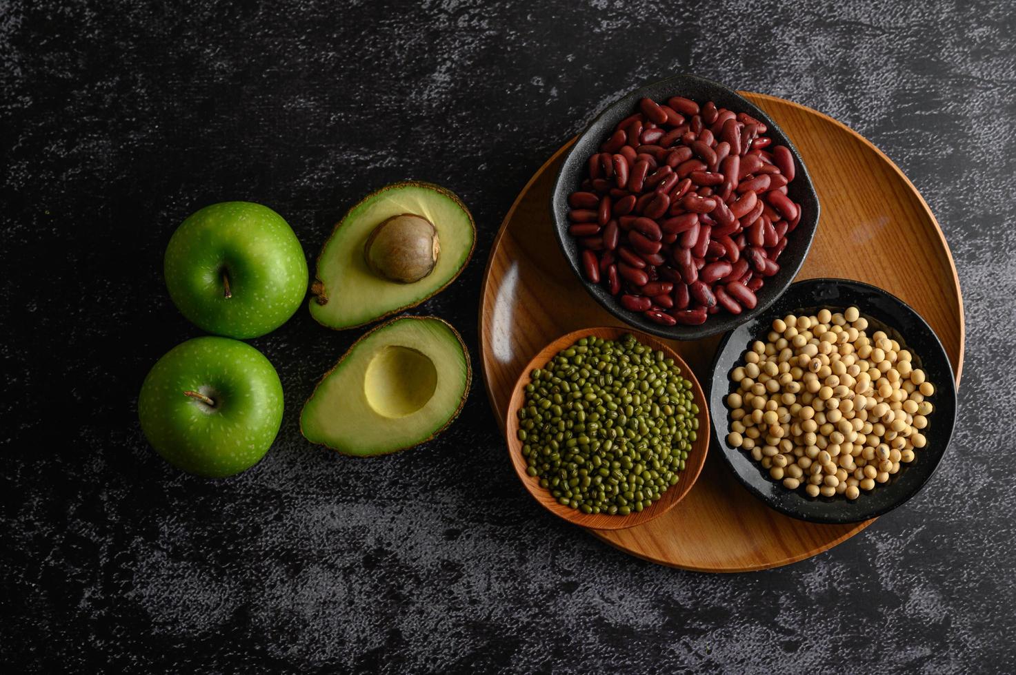 legumbres y frutas sobre un fondo oscuro foto