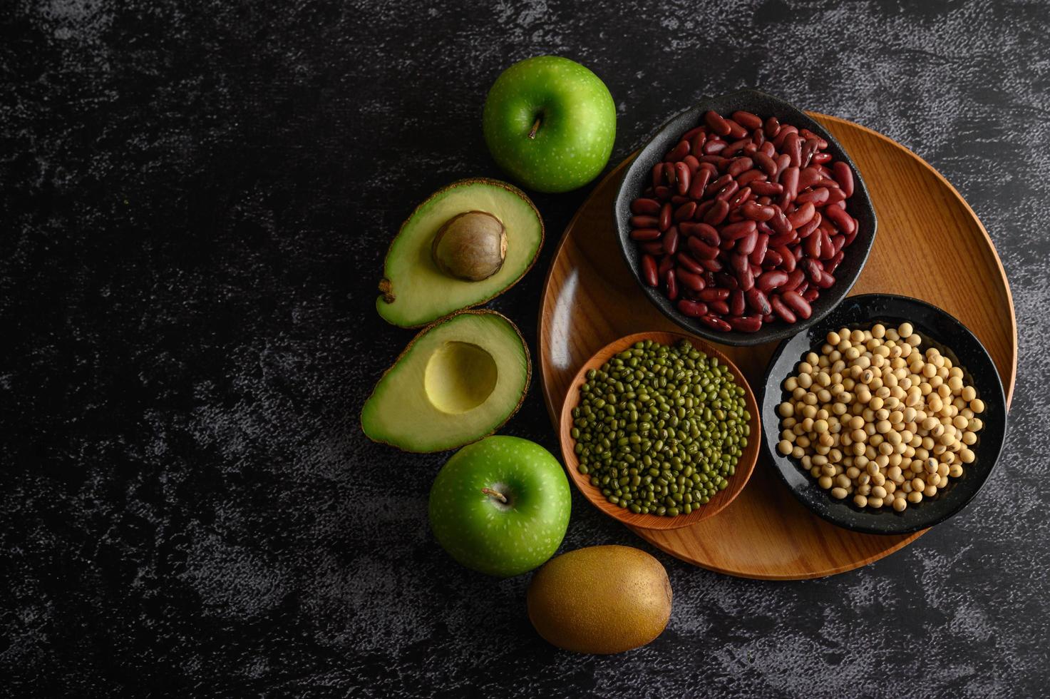 legumbres y frutas sobre un fondo oscuro foto