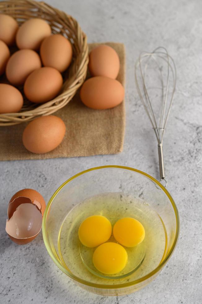 huevos orgánicos y aceite para la preparación de horneado foto