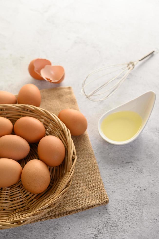 huevos orgánicos y aceite para la preparación de horneado foto
