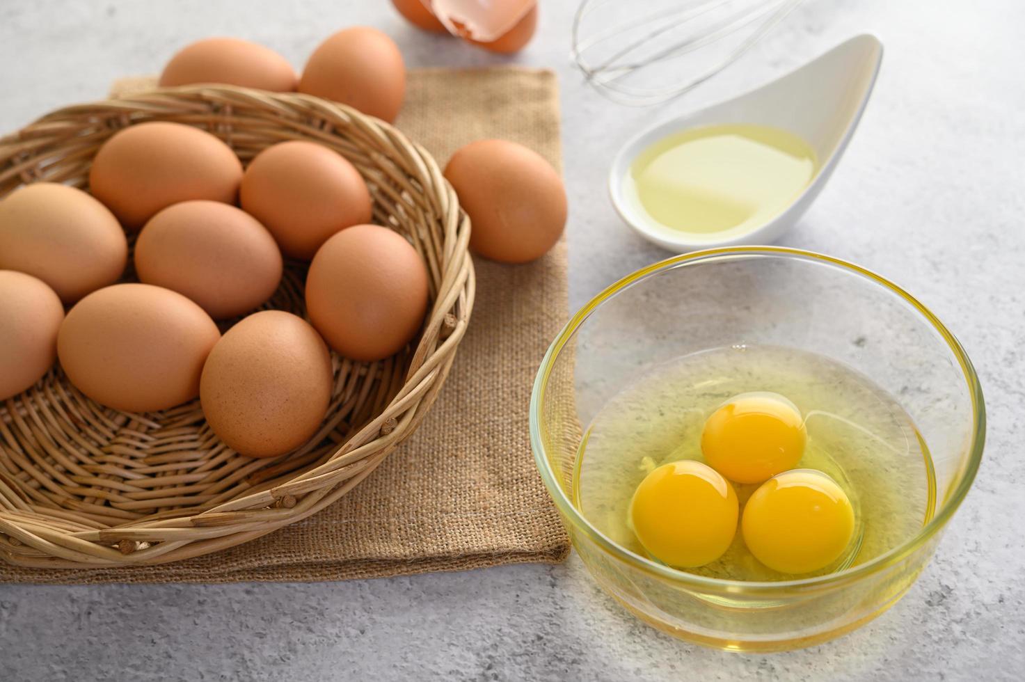 huevos orgánicos y aceite para la preparación de horneado foto