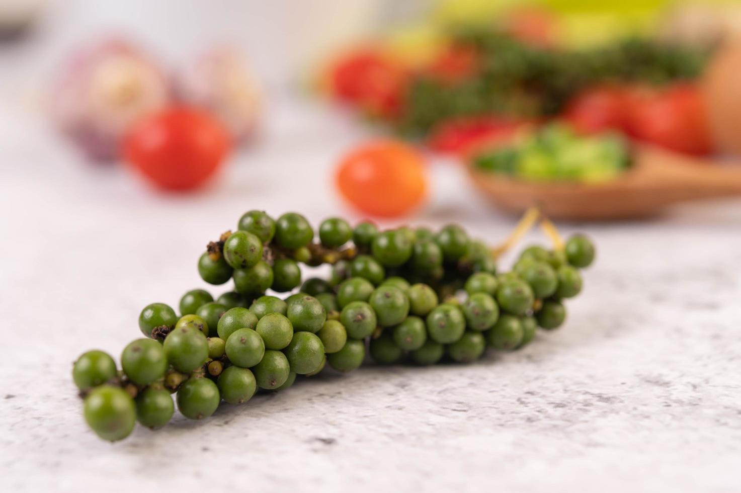 Semillas de pimiento fresco sobre un suelo de cemento blanco foto