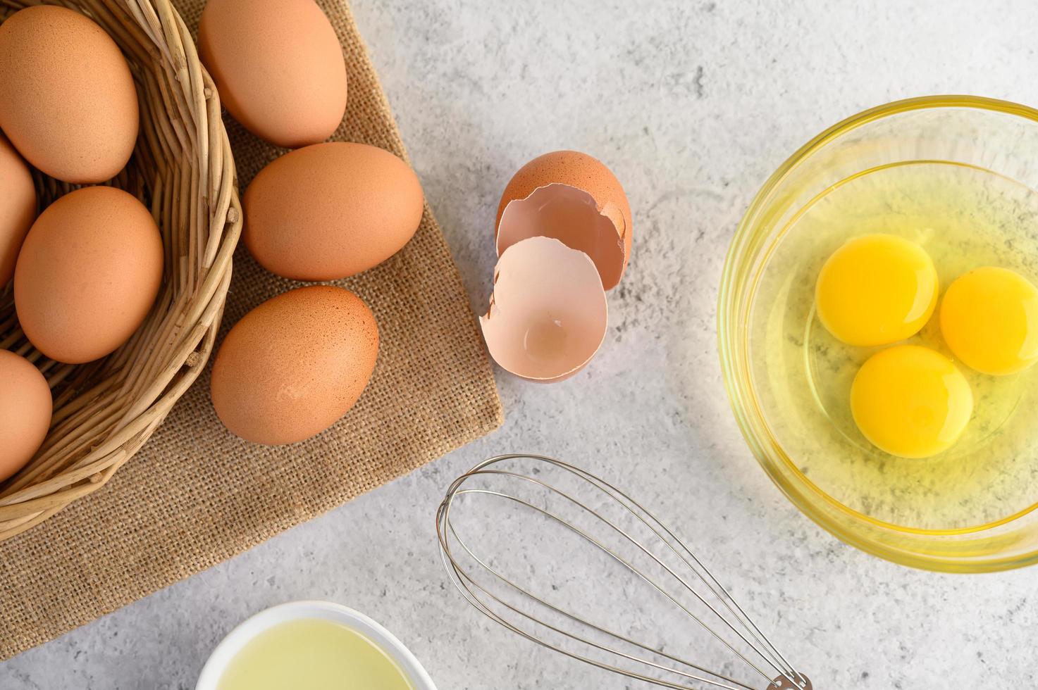 huevos orgánicos y aceite para la preparación de horneado foto