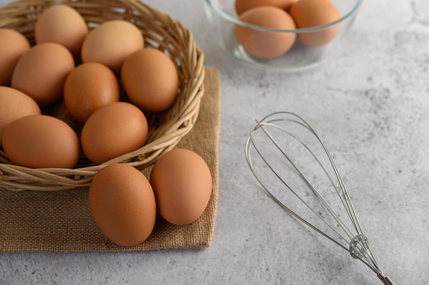 huevos marrones frescos en una cesta de mimbre foto