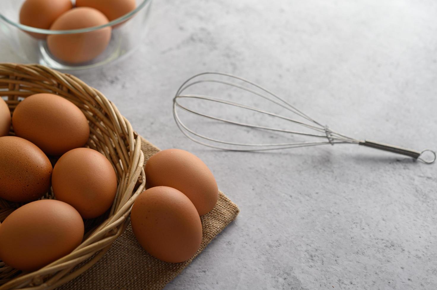 huevos marrones frescos en una cesta de mimbre foto