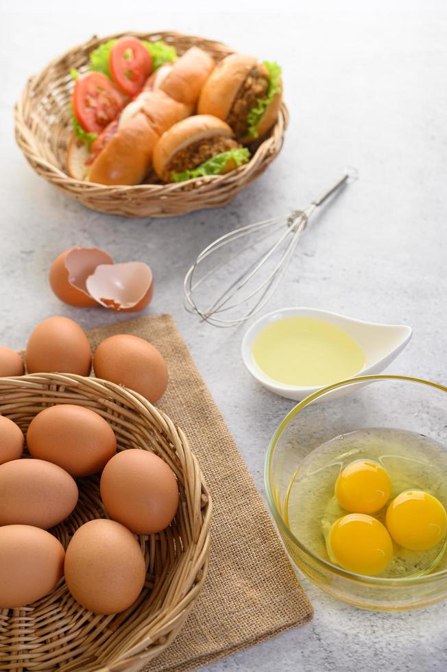 huevos marrones frescos y productos de panadería sobre un fondo neutro foto