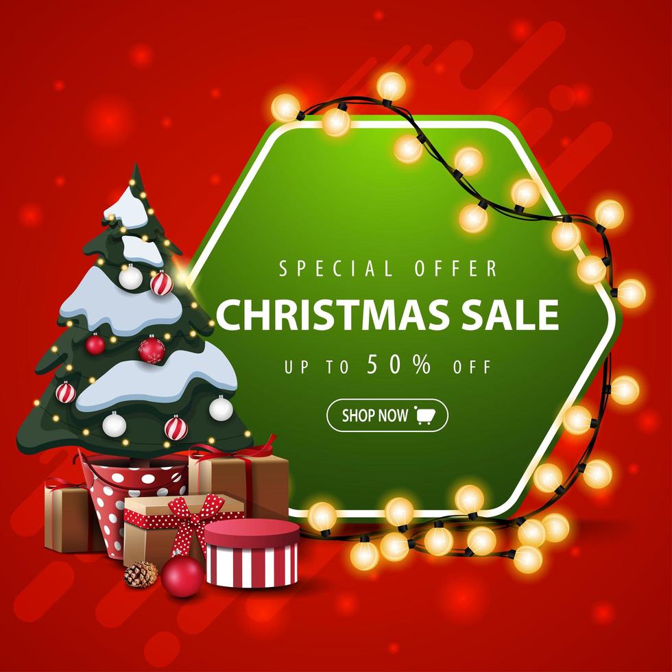 oferta especial, venta de navidad, hasta 50 de descuento, estandarte cuadrado rojo y verde con guirnalda envuelta en letrero hexagonal y árbol de navidad en una maceta con regalos vector
