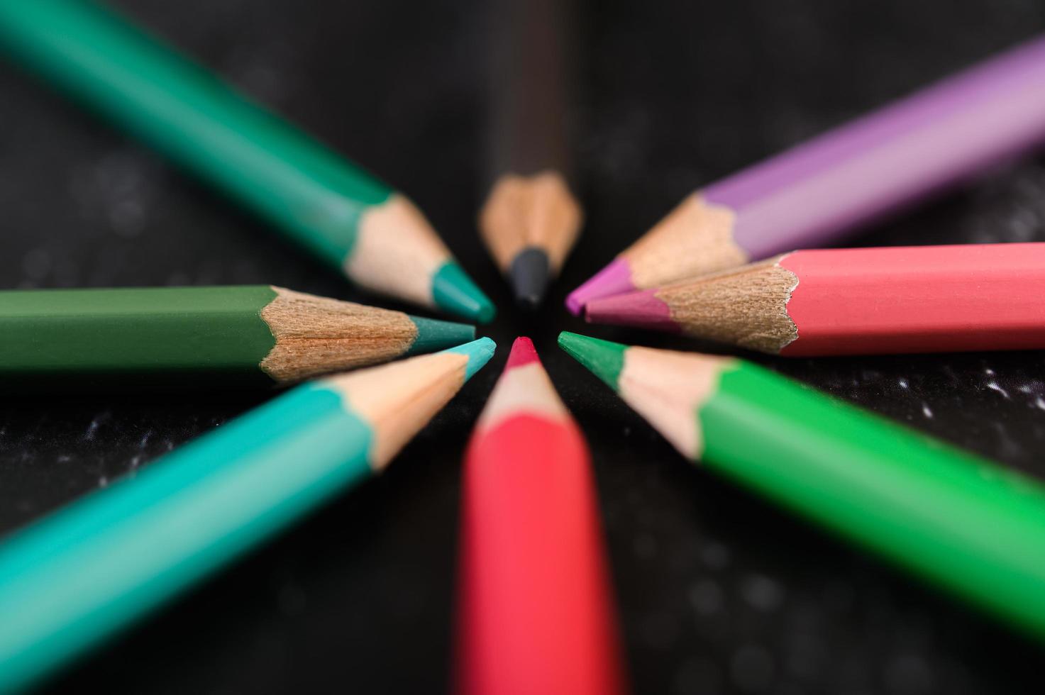 Close-up de lápices de colores de madera dispuestos en una rueda de colores foto