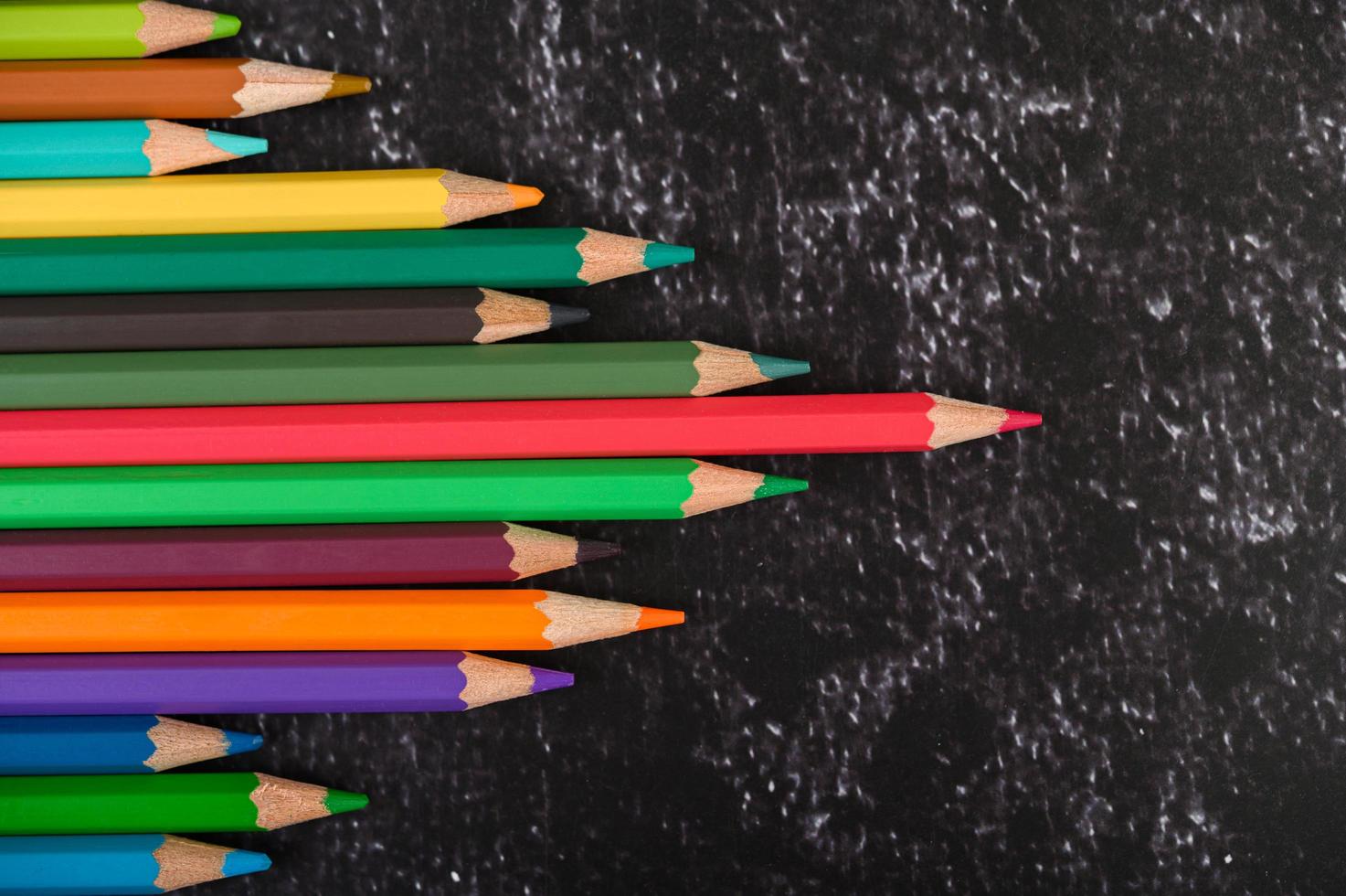 lápices de colores con forma de triángulo con espacio de copia foto