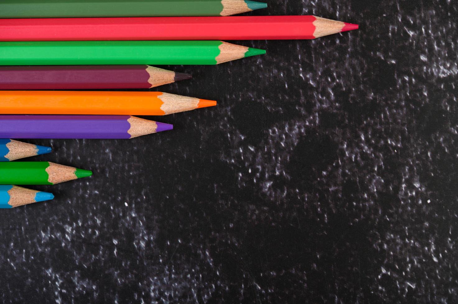 lápices de colores con forma de triángulo con espacio de copia foto