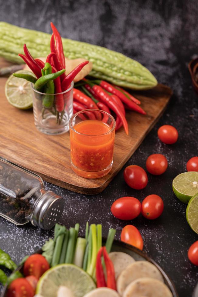 jugo y tomates con pimientos, lima y calabaza amarga foto