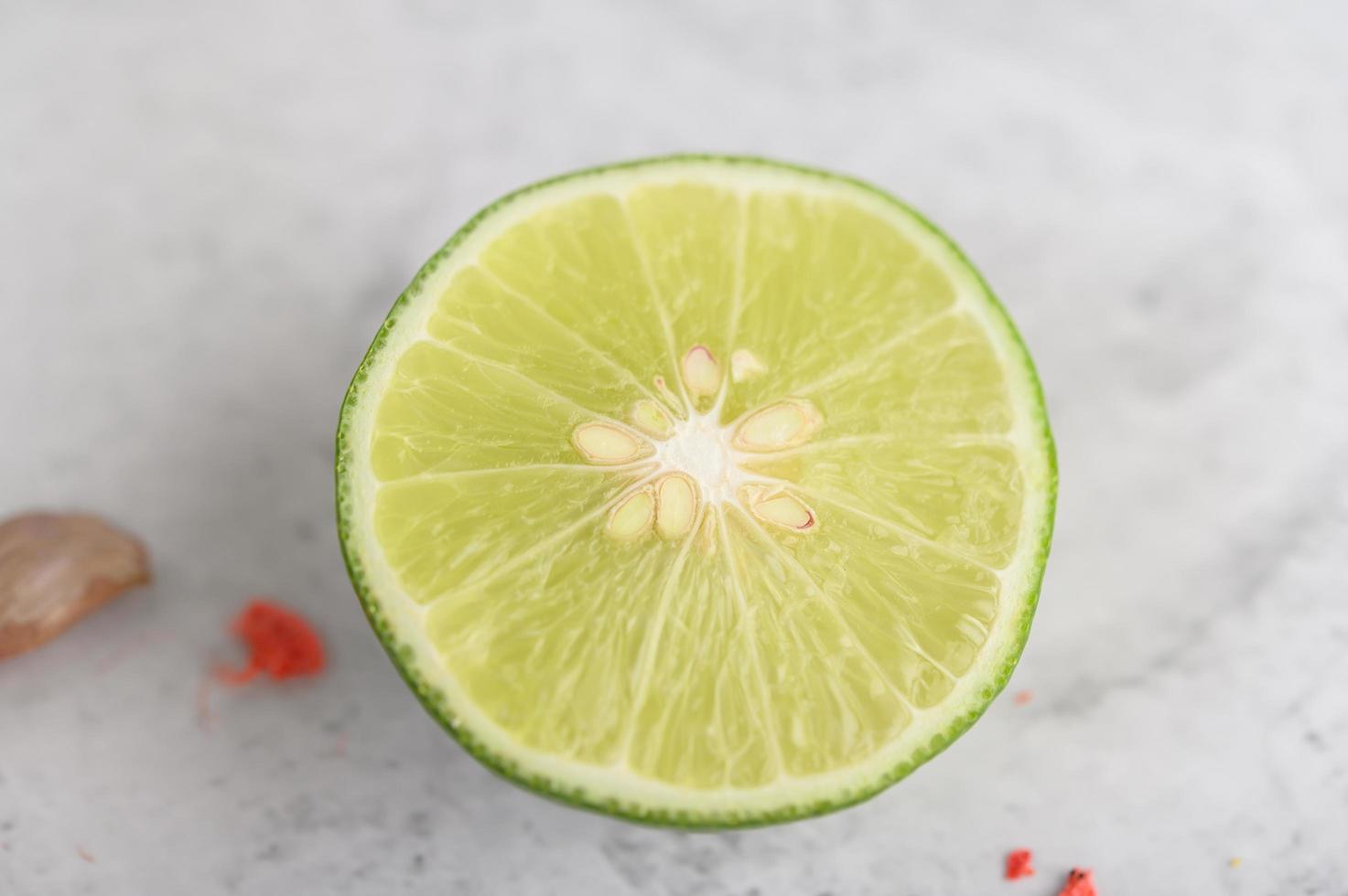 Close-up de medio limón cortado foto