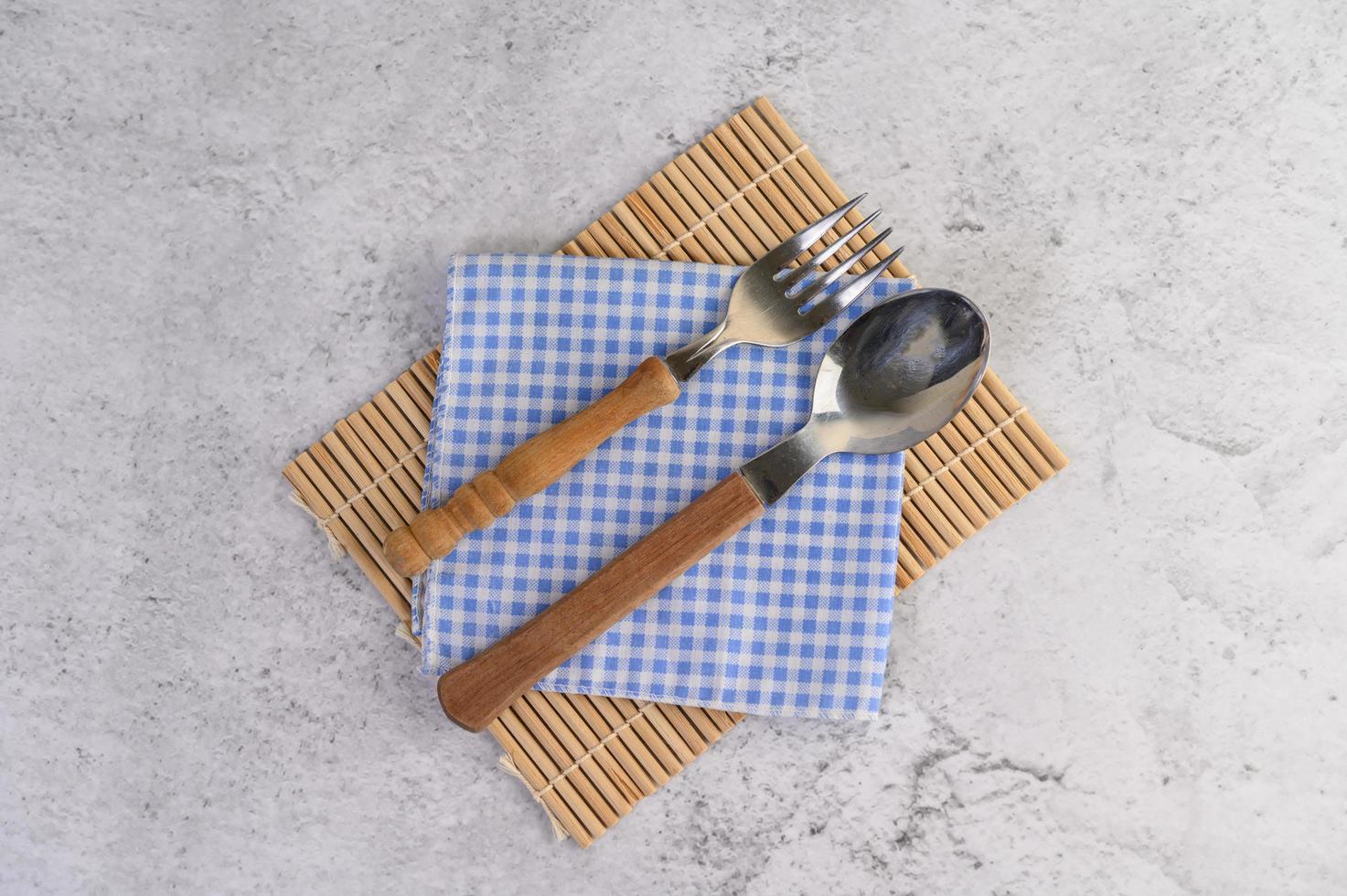 cuchara y tenedor en pañuelos azules y blancos foto