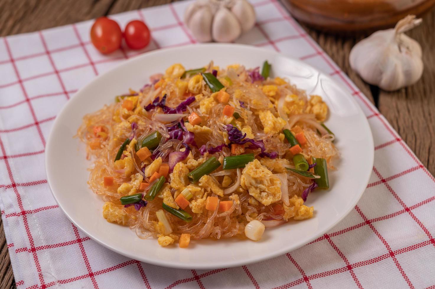 fideos de vidrio salteados con huevos foto