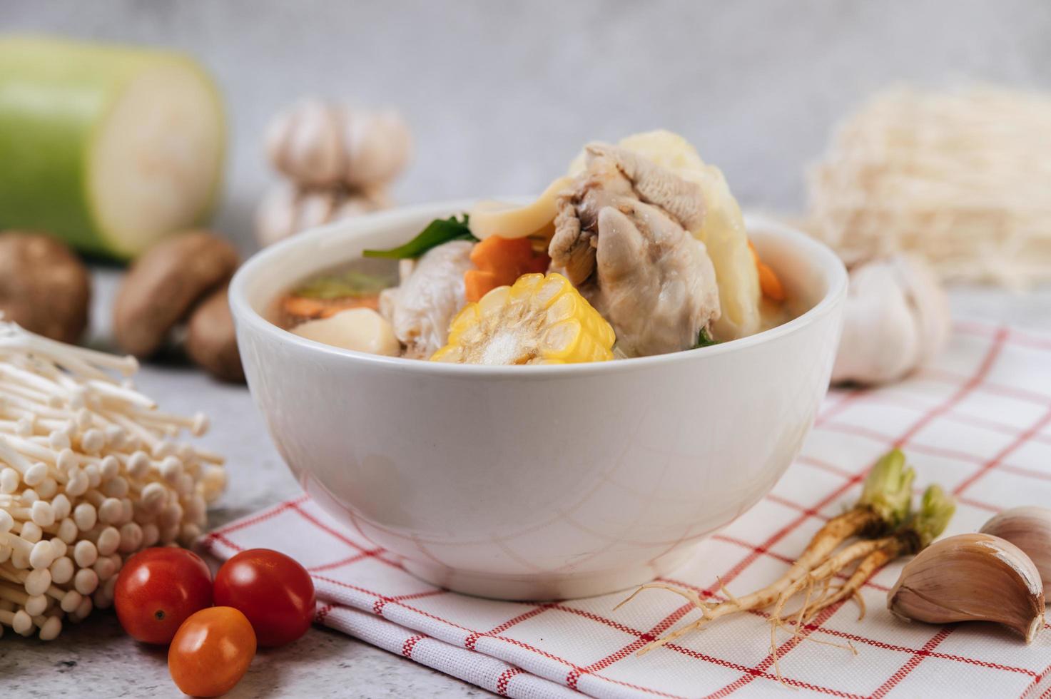 sopa de pollo con elote, seta shiitake, seta enoki y zanahoria foto