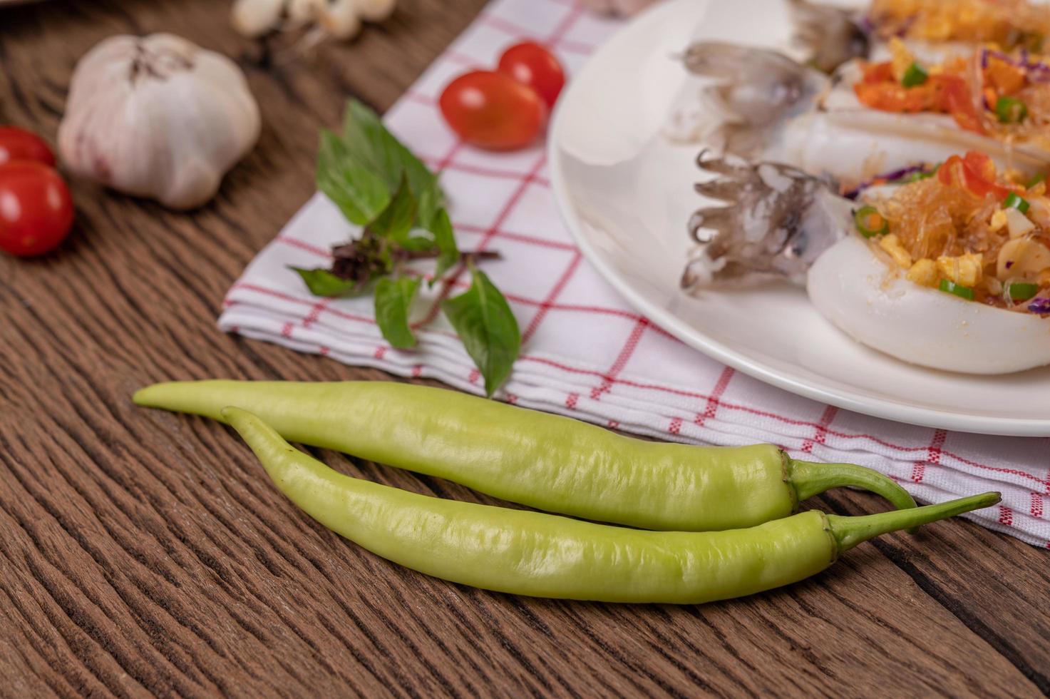 fideos de vidrio salteados con calamares sobre un paño rojo y blanco foto