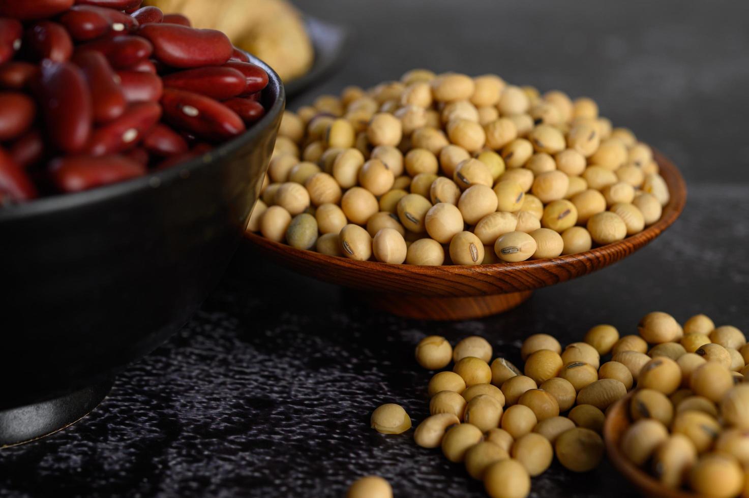 Frijoles rojos y soja sobre fondo de cemento foto