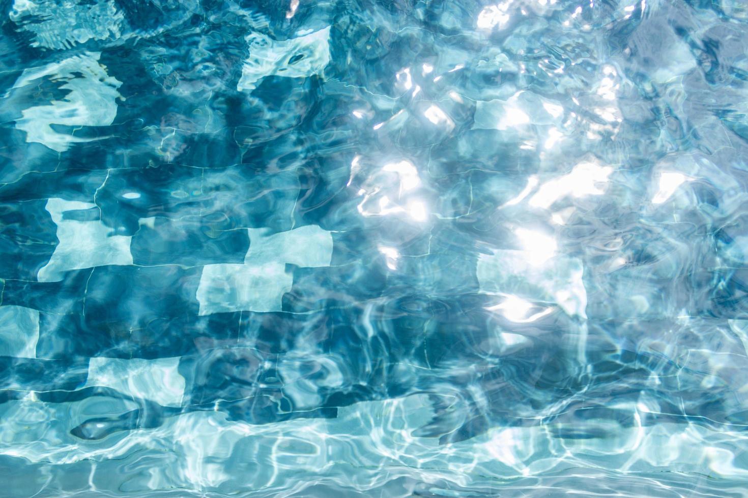 luz reflejada en el agua de la piscina foto