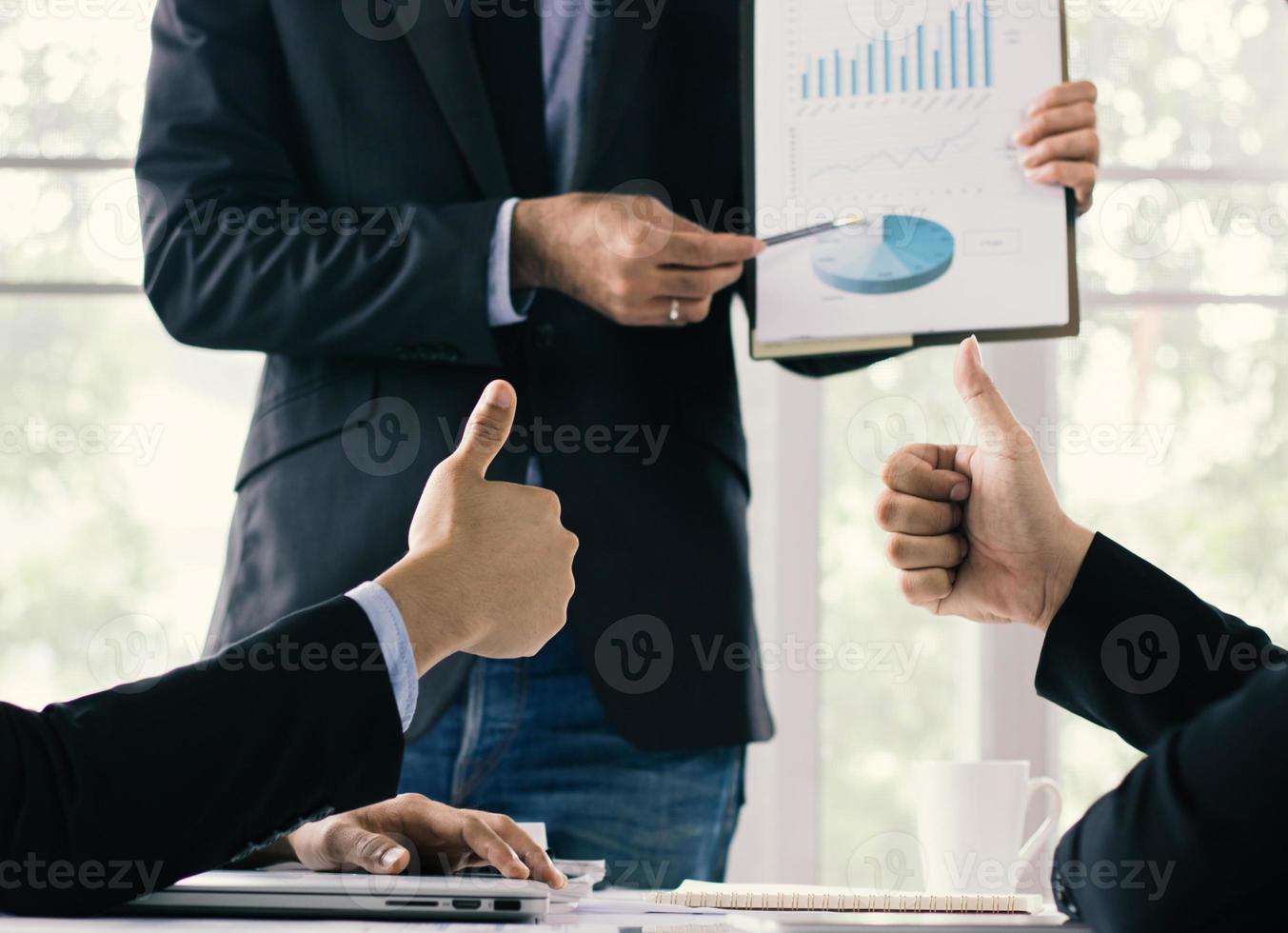 gente de negocios mirando un gráfico foto
