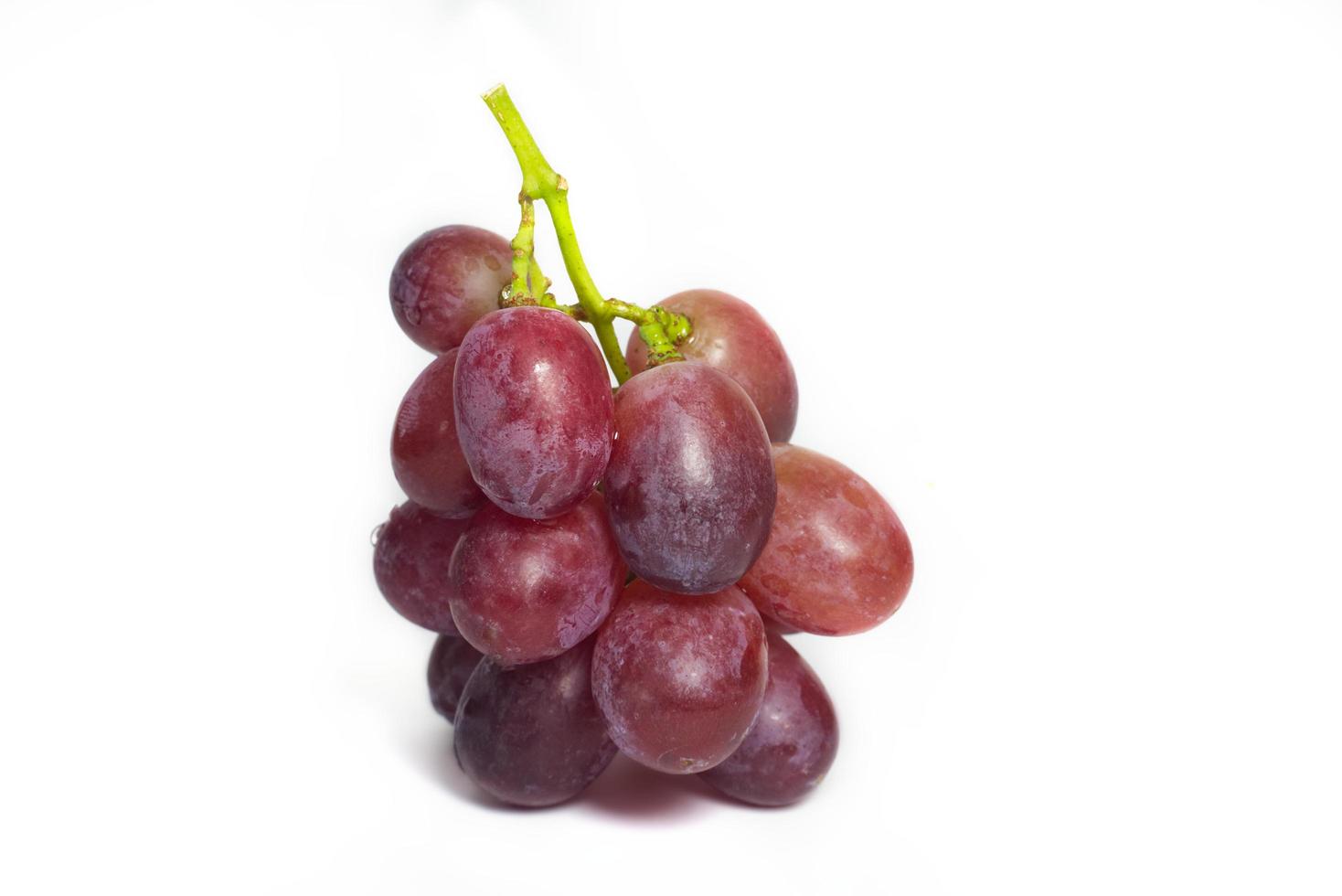 uvas rojas sobre blanco foto