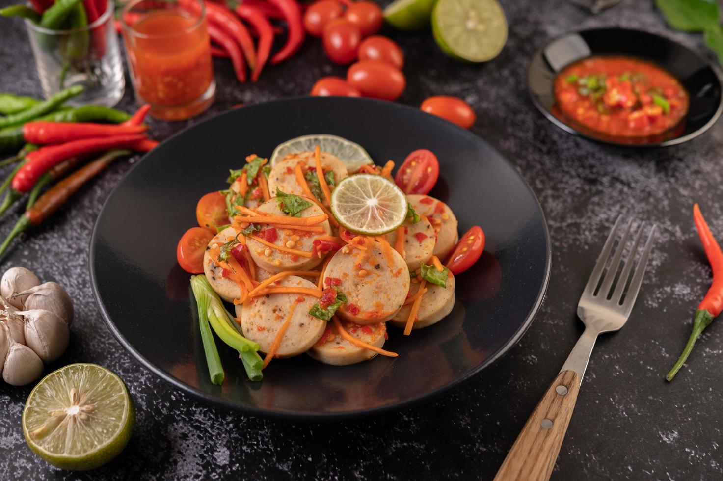 Ensalada vietnamita de salchicha de cerdo con chile, limón, ajo y tomate foto