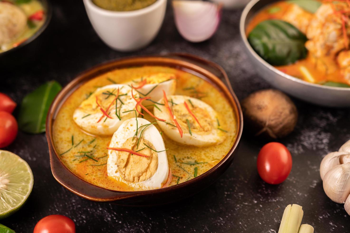 huevo al curry verde con ingredientes foto