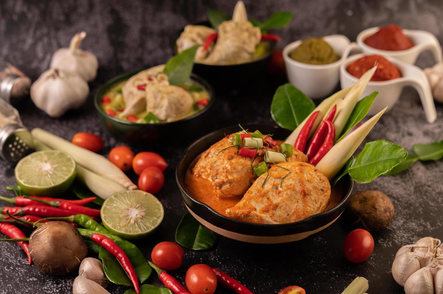 pollo al curry en un bol con limoncillo, tomates y ajo foto