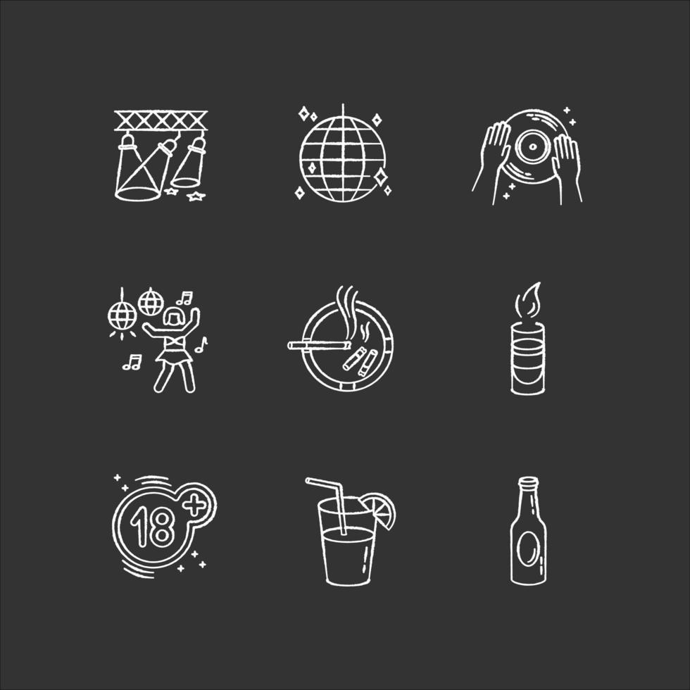 club nocturno ocio tiza iconos blancos en fondo negro. establecimiento de entretenimiento, vida nocturna, discotecas. recreación para adultos, baile y bebidas alcohólicas aisladas ilustraciones vectoriales de pizarra vector